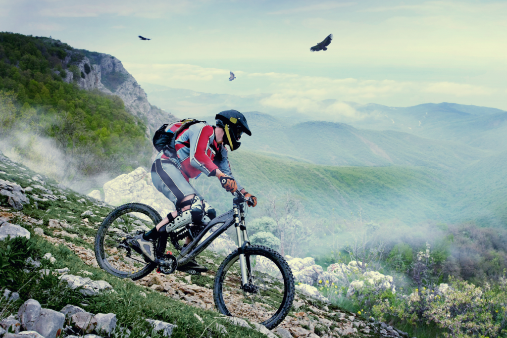 rowerzysta jeździ na wygodnym rowerze górskim po górskich szlakach