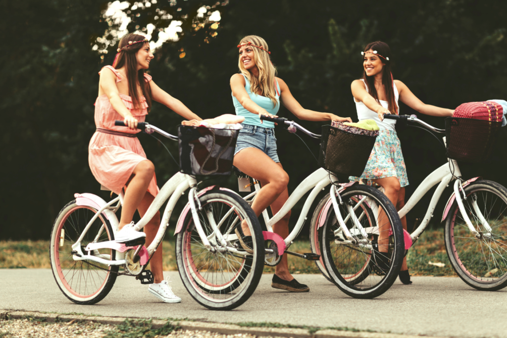 rowerzystki jadą na wygodnych rowerach miejskich kupionych w sklepie rowerowym